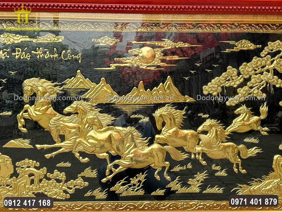 Nổi bật tr&ecirc;n nền sơn đen, họa tiết hoa văn được d&aacute;t v&agrave;ng 9999 sang trọng